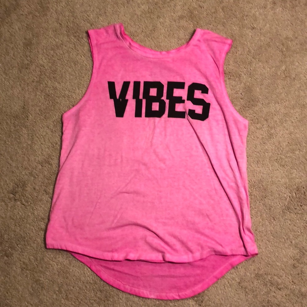 Vibes high low tee